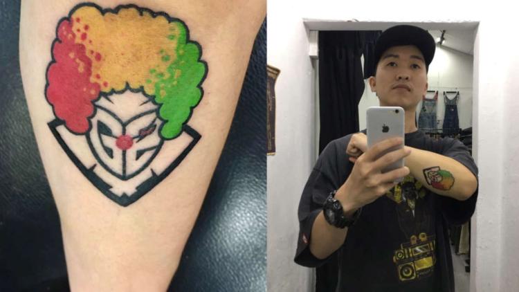 Un verdadero fan: un jugador se tatuó la versión de payaso del logotipo de G2 Esports