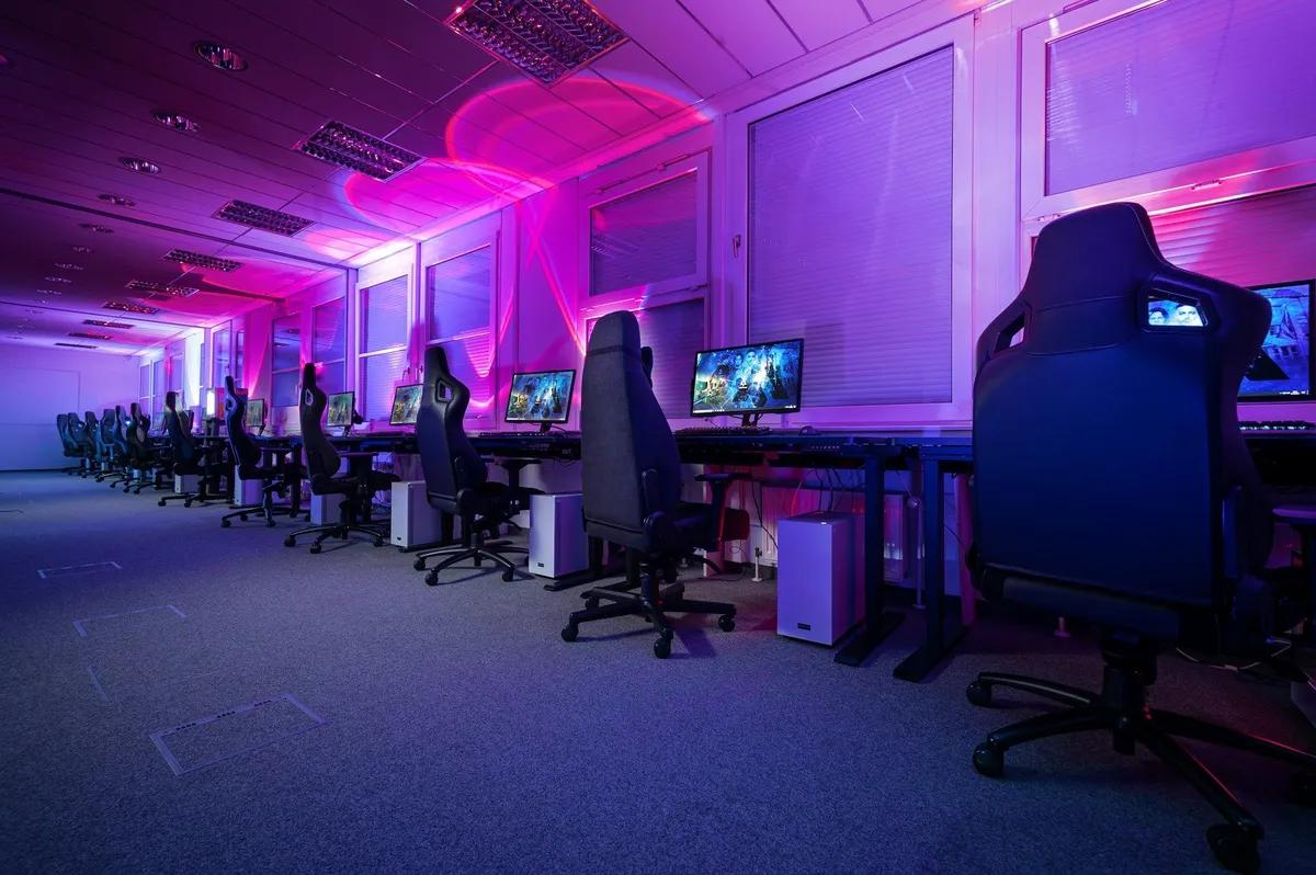 Actualizaciones de campeones y cambios en el metajuego del parche 25.8 de League of Legends