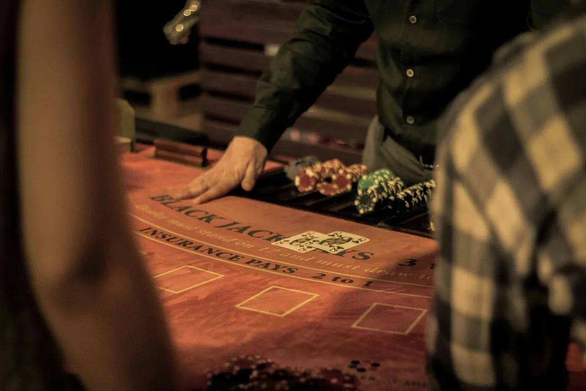 La inmersión profunda de un apostador: Entendiendo las probabilidades en el Blackjack Online Canadiense