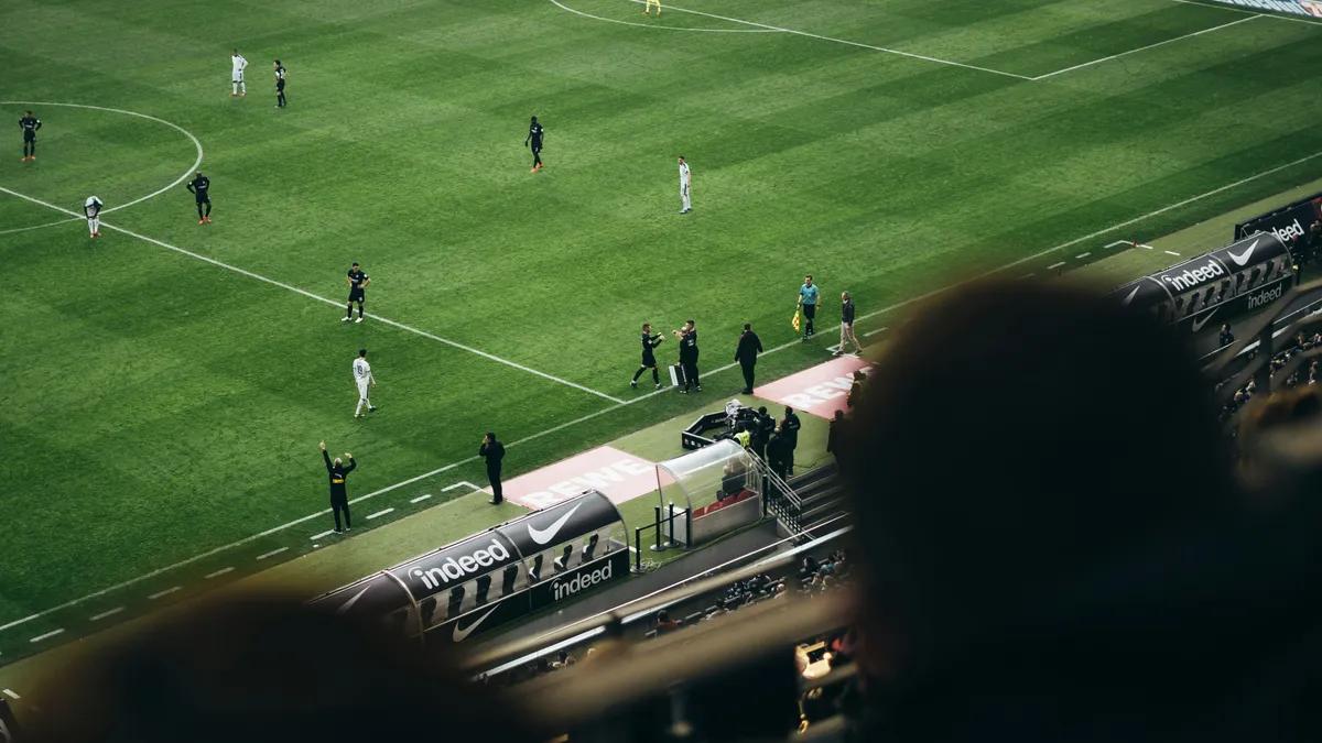 Apuesta al fútbol durante toda la temporada en Rabona bet y sitios similares: guía mes a mes
