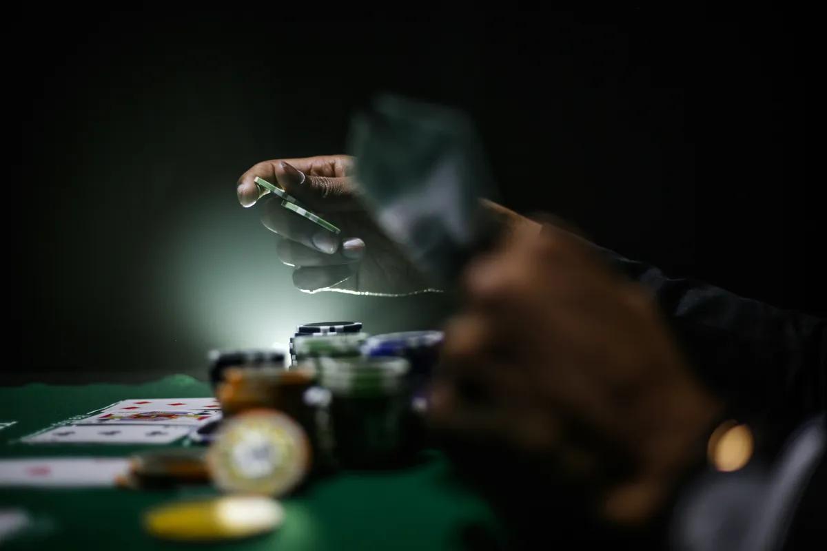 Cómo los jugadores profesionales aplican tácticas similares al póker para triunfar en competiciones virtuales