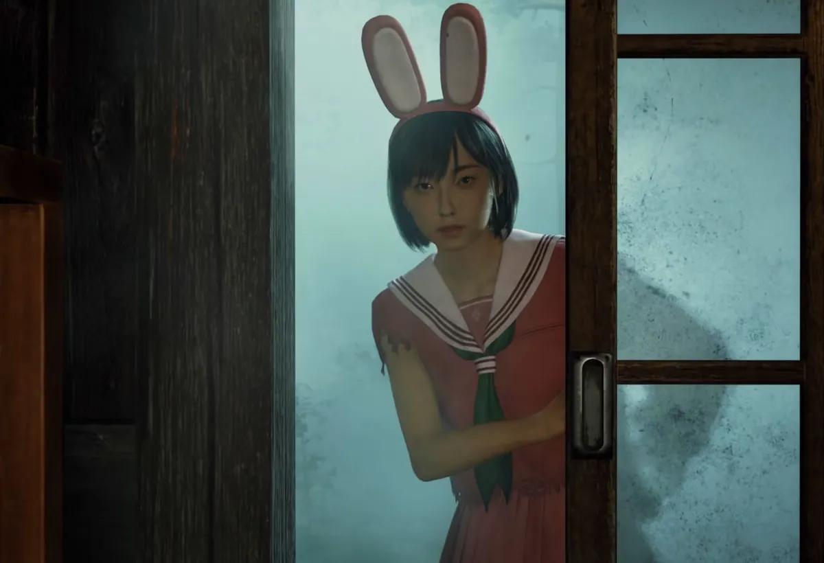 El disfraz de conejo rosa de Silent Hill f ofrece un alivio nostálgico en medio del horror