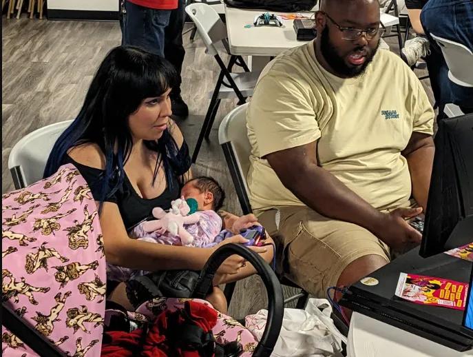 Una madre de Florida gana un torneo de Mortal Kombat mientras sostiene a su recién nacido