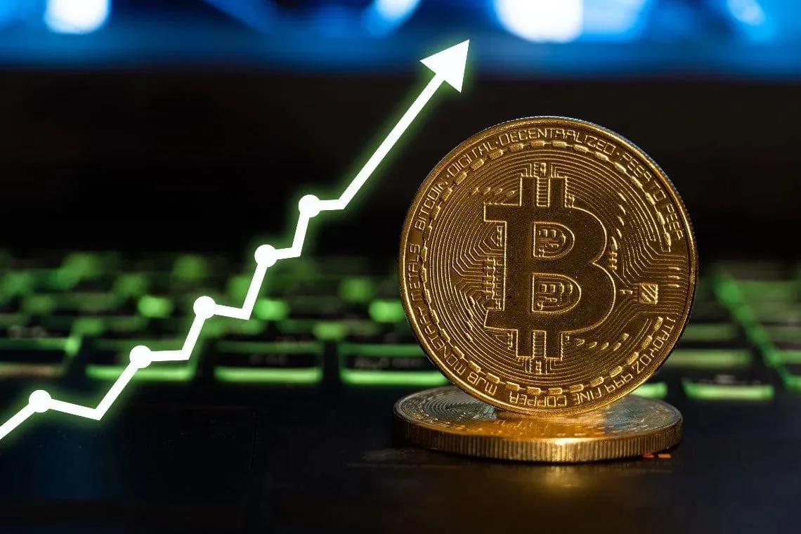 Bitcoin sigue creciendo con confianza: El precio alcanza los 93.500 dólares entre liquidaciones cortas y factores de mercado