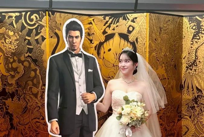 Kazuma Kiryu de cartón se convierte en el centro de una boda hecha por fans en Tokio