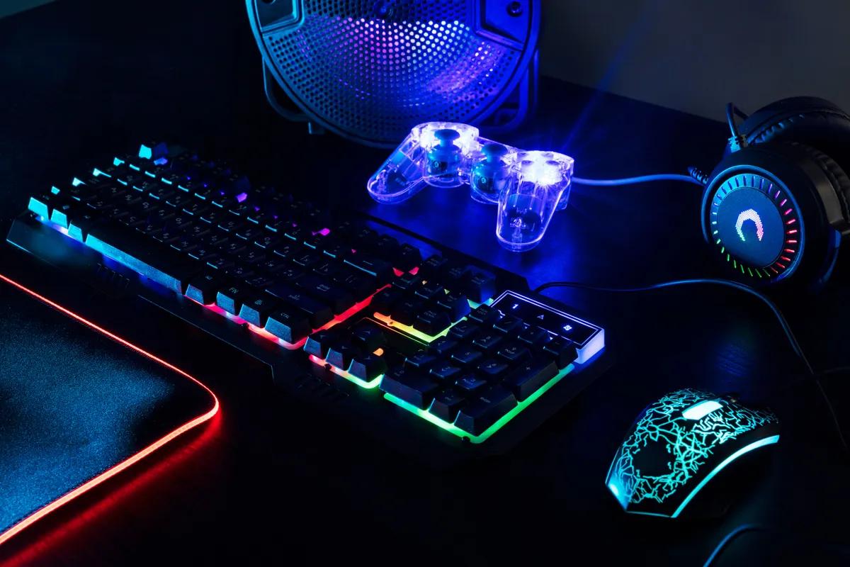 La sinergia entre los juegos móviles y las plataformas de mesa interactivas