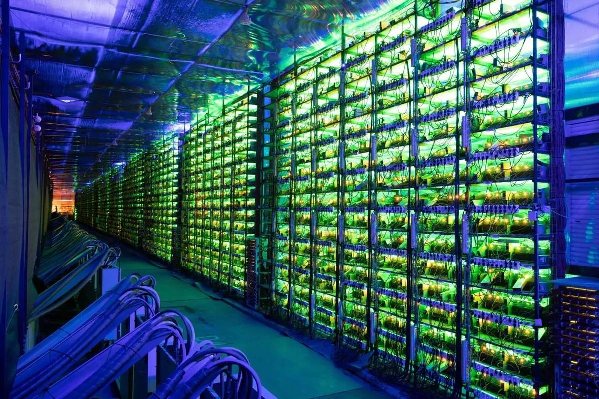 Los mineros de Bitcoin se encuentran bajo presión a medida que los costos de producción superan el precio de mercado, lo que obliga a una consolidación en toda la industria.