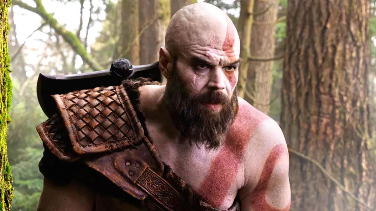 Amazon cambiará al actor que interpreta a Kratos en la serie de televisión «God of War» tras la lesión de Ryan Hurst