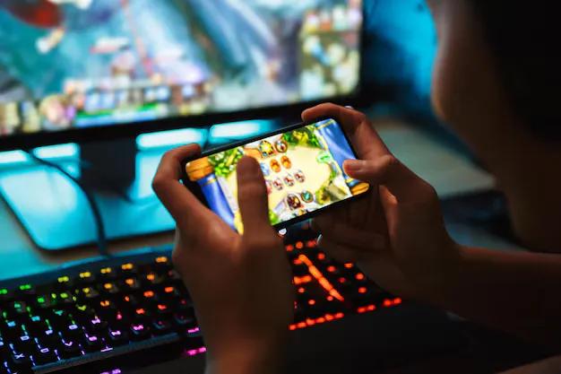 Juegos para móviles frente a juegos para ordenadores de sobremesa 2025: ¿cuál es mejor?