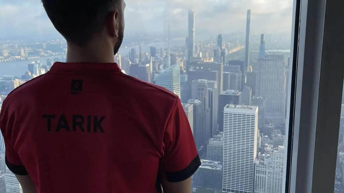 tarik se convirtió en creador de contenido Sentinels